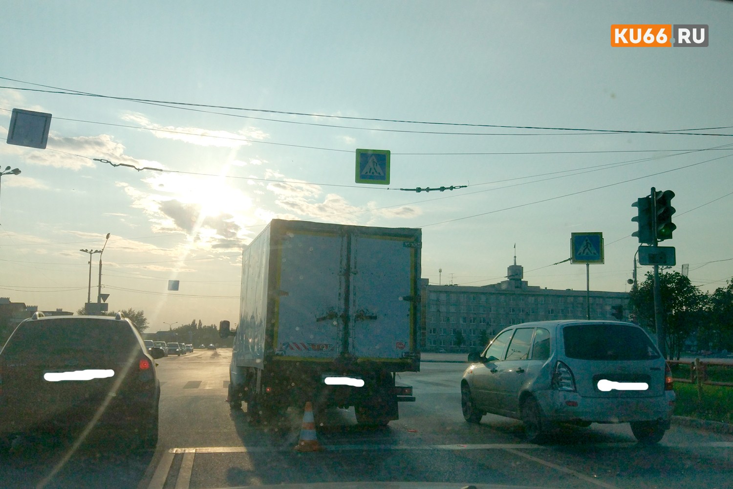 Водитель «Газели» пытался уйти от удара с «Калиной», но… «Банальное» ДТП в час-пик в Каменске-Уральском многим водителям потрепало нервы