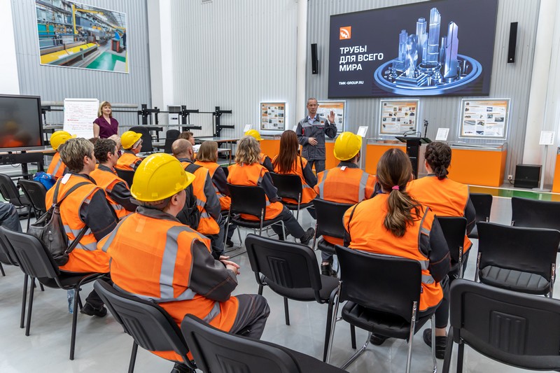 СинТЗ и ТМК-ИНОКС провели экскурсию для выпускников школ, студентов и их родителей