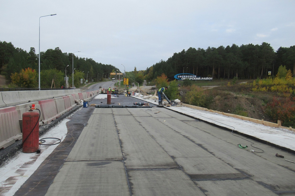 Идет обычный рабочий процесс: на подходах к Байновскому мосту в Каменске-Уральском убирают все, что загромождало и портило внешний вид