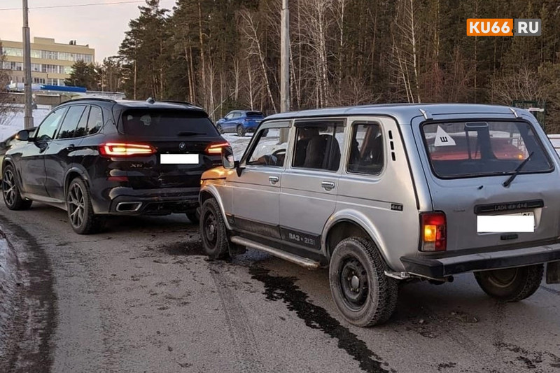 В Каменске-Уральском мужчина на "Ладе" протаранил дорогой кроссовер. ФОТО