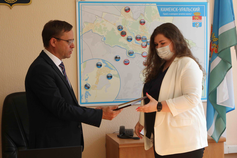 Молодым специалистам, в которых заинтересован город, мэр Каменска-Уральского вручил сертификаты на частичное погашение средств за жилье