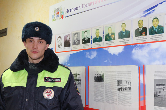 Инспекторы Госавтоинспекции Каменска-Уральского оказали помощь водителю, которому стало плохо на дороге в самом центре города