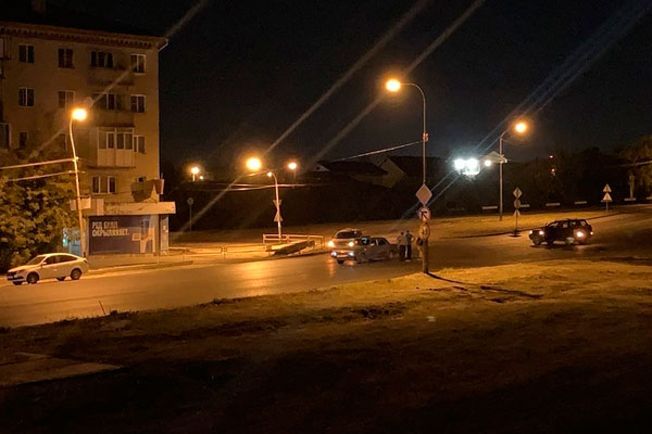 На улице, о которой всю неделю говорили в Каменске из-за смертельного ДТП, очередное столкновение: дорогу не поделили две легковушки На улице, о которой всю неделю говорили в Каменске из-за смертельного ДТП, очередное столкновение: дорогу не поделили две легковушки