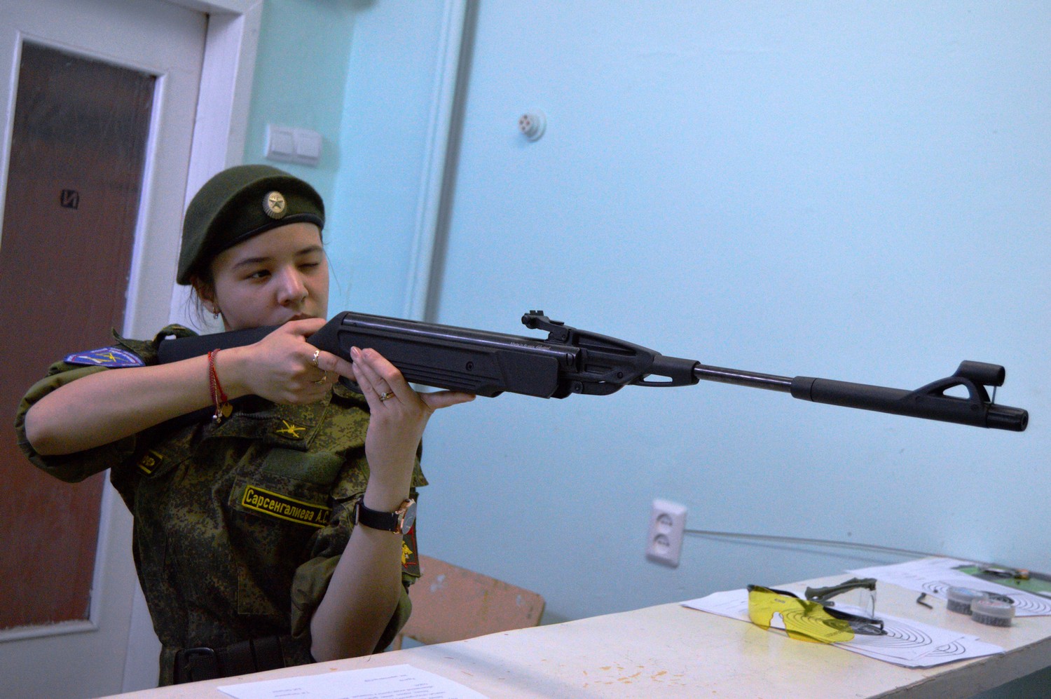 Отвечали на вопросы об автомате Калашникова и демонстрировали огневую подготовку: в Каменске-Уральском прошла военно-спортивная игра