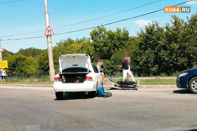 Две иномарки столкнулись на перекрестке улиц Алюминиевая и Суворова в Каменске-Уральском: водитель Honda Accord не уступил Mitsubishi Galant