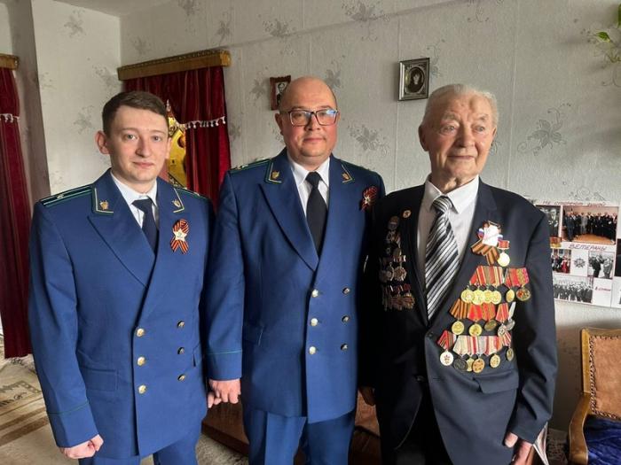 Как встречали героя: прокуратура Каменска-Уральского поздравила ветерана ВОВ | Прокуратура Каменска-Уральского почтила ветерана Великой Отечественной войны накануне Дня Победы