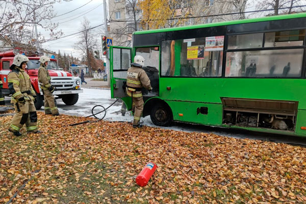 В центре Каменска-Уральского загорелся пассажирский автобус