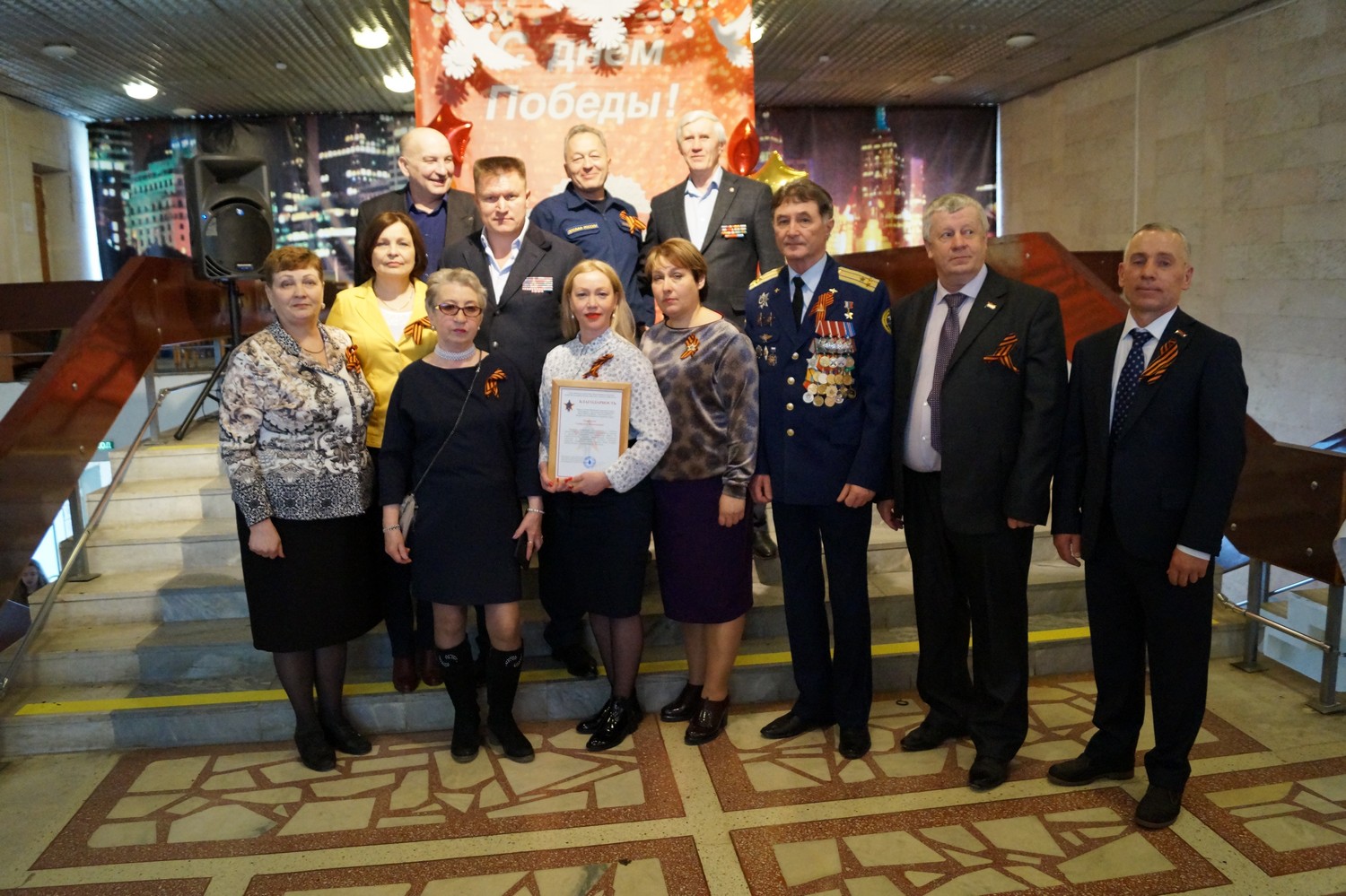 В Каменске-Уральском презентовали книгу о тех, кто ценой своей жизни защищал рубежи нашей Родины. Здесь были кадеты, ветераны и сам автор...