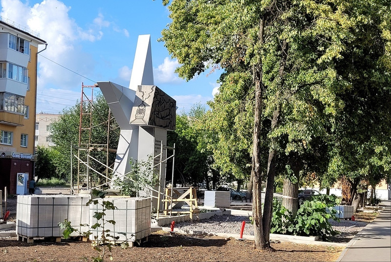 В Каменске-Уральском продолжается благоустройство в сквере у памятника железнодорожникам