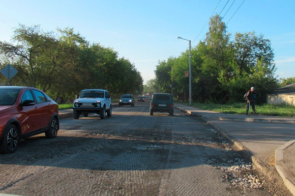 Рабочие приступили к ремонту дороги, которую десять лет назад сами и реконструировали в Каменске-Уральском. Трубники утром увидели...