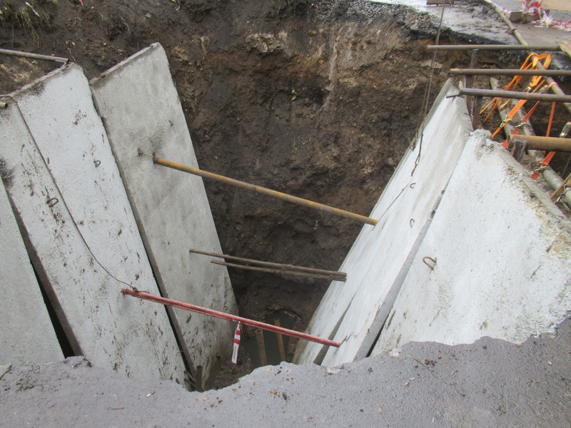 Неделей не обойдутся: на ул. Карла Маркса коммунальщики продолжают устранять провал грунта, который долго вымывало из-за дырявой трубы Неделей не обойдутся: на ул. Карла Маркса коммунальщики продолжают устранять провал грунта, который долго вымывало из-за дырявой трубы