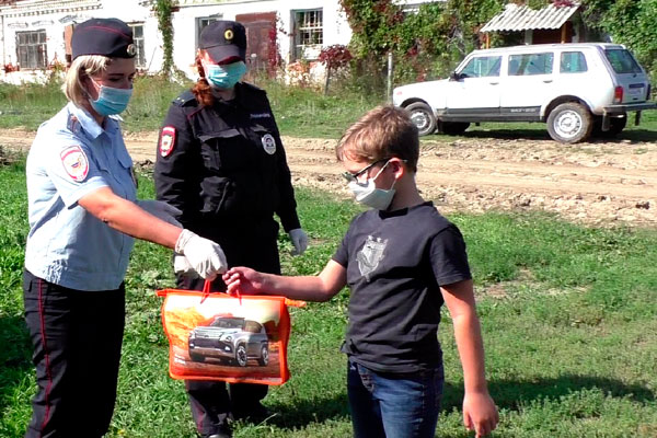 Накануне Дня знаний полицейские Каменска-Уральского вручили детям подарки