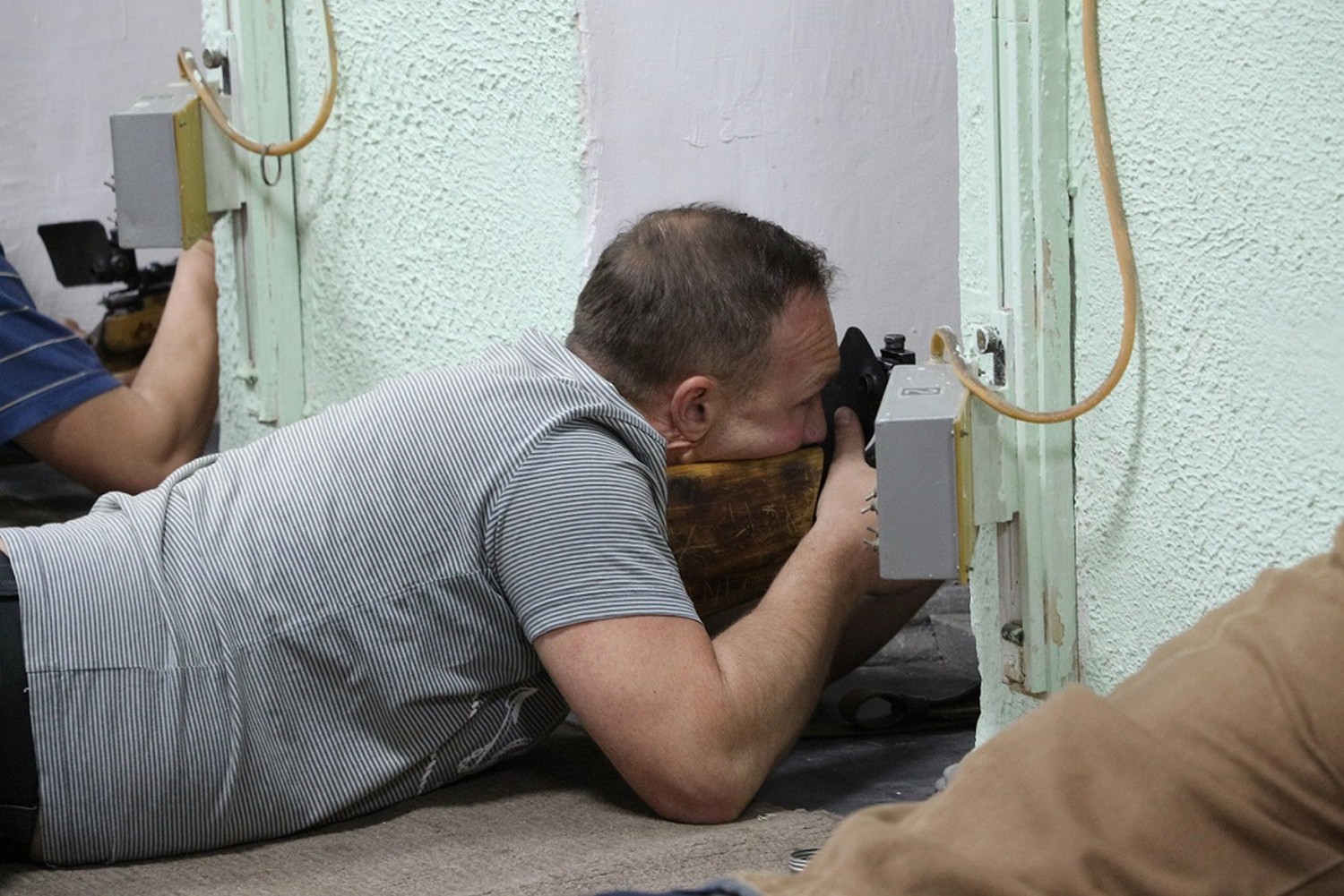 Под прицелом: работники завода Каменска взяли в руки оружие, чтобы испытать меткость в стрельбе. Снайперы собрались в спортклубе «Румб»