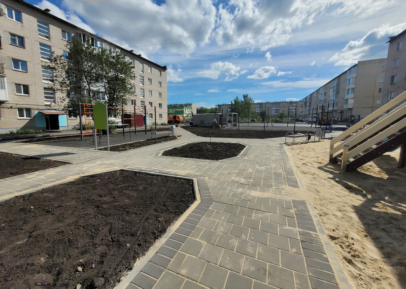 Территорию не узнать. Посмотрите, как преобразился двор домов в Каменске-Уральском — работы здесь завершат совсем скоро