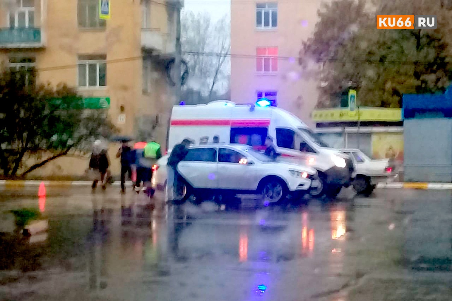 В Каменске-Уральском на «зебре» под колеса автомобиля попал пешеход. Подробности случившегося выясняют сотрудники ГИБДД