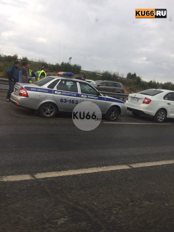 Автомобилисты, возвращавшиеся в воскресенье из Екатеринбурга, встали в огромную пробку. Следователь: «Был несчастный случай. Труп один»