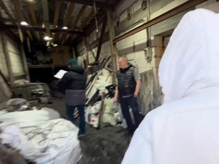 "Своровали": в металлоприемке Каменска-Уральского, которой владеет мужчина с автомойки-пыточной, лежал кусок меди стоимостью 10 миллионов рублей | Медь в пункте приема металла Каменска-Уральского может стоить 10 млн рублей