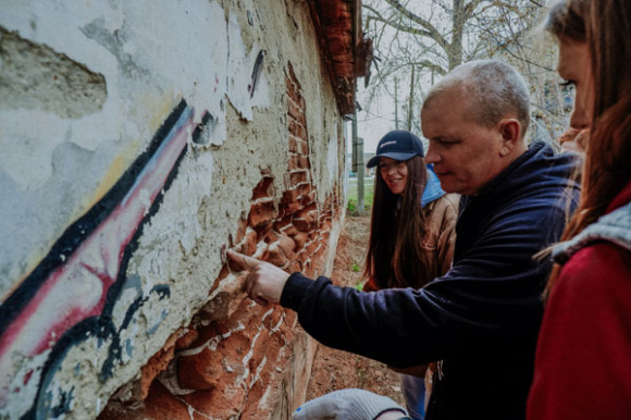 Плюс одна чистая территория для пеших экскурсий. В Каменске-Уральском прошел первый краеведческий субботник