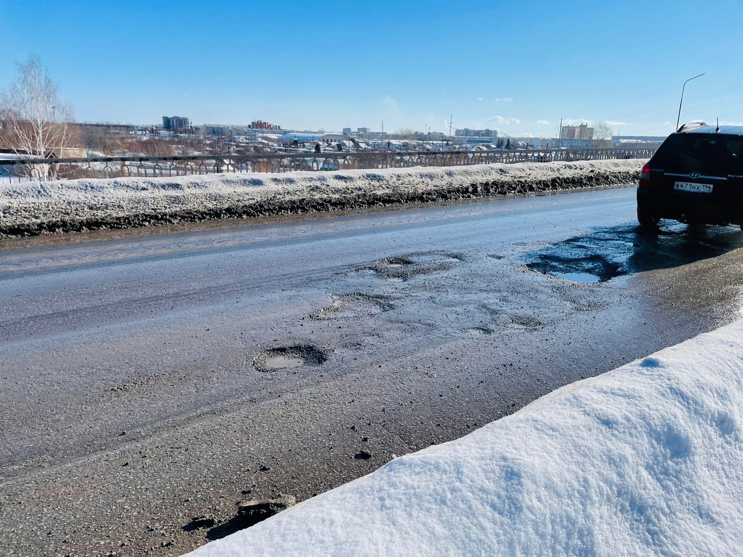 Объезжая разбитый участок, выскакивают на встречку: на Пушкинском путепроводе в Каменске со стороны ул. 1-я Синарская появились жуткие ямы