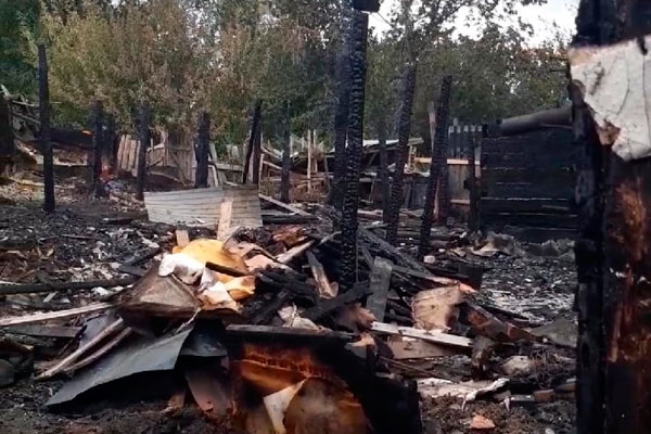 «Сейчас им очень тяжело». Семья, у которой сгорело все вплоть до телефонов в Каменске, живет в палатке и будет рада любой помощи