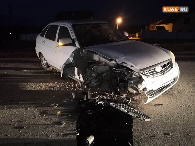 Легковушка протаранила мотоцикл на трассе под Каменском-Уральским, хотя должна была пропустить. Байкер в больнице с тяжелыми травмами