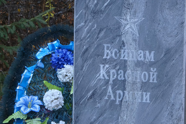 Без помощи горожан не справились бы: в Каменске-Уральском с салютом и минутой молчания открыли памятники погибшим полицейским