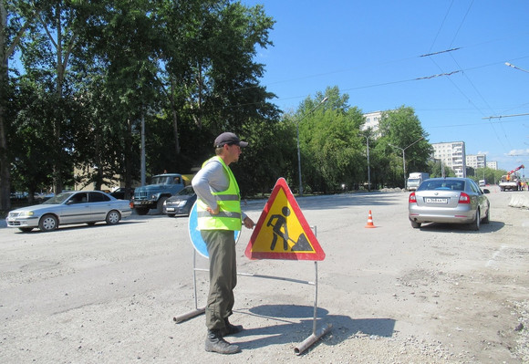 Сняв старый асфальт на улице Каменская, дорожники увидели, как их предшественники закатали под него несколько колодцев. Работ еще на неделю