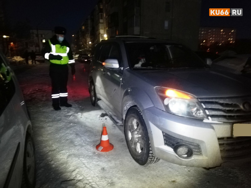 Водитель джипа сбил мальчишку во дворе дома по ул. 4-й Пятилетки в Каменске — тот неожиданно выскочил. Вскоре его увезли в больницу