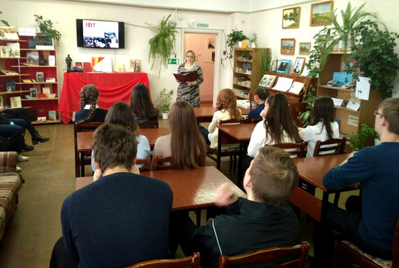 Школьникам из Каменска-Уральского раздали листовки, призывающие с оружием в руках бороться за справедливость. Погружение было максимальным!