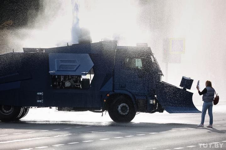 Протестующие в Минске на ходу сломали водомет, который их разгонял