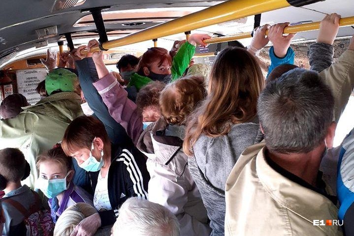 Каменские садоводы наплевали на самоизоляцию и на социальную дистанцию — набиваются в автобус, чтобы успеть полить свеклу, морковь и репу