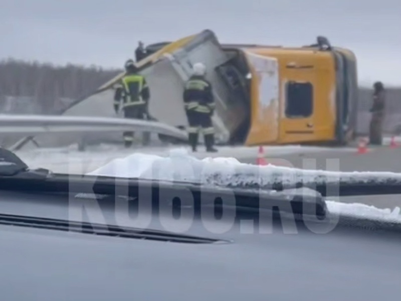 Под Каменском-Уральским фура на мосту съехала с трассы и перевернулась — водитель чудом остался жив | Из-за зимней скользкости под Каменском-Уральским перевернулась фура Scania