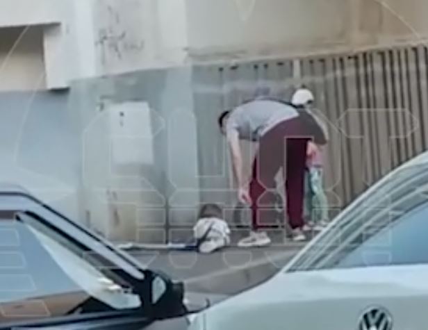 Отец прилюдно нокаутировал 3-летнего сына в День защиты детей | Отец с размаху ударил 3-летнего сына в День защиты детей