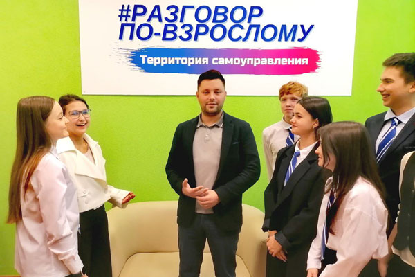 «Людей надо любить»: ученики медицинского класса Каменска-Уральского знакомятся с гуманистическими основами профессии врача