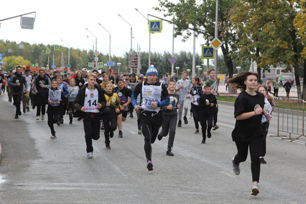 Любители бега вышли на старт Кросса наций в Каменске-Уральском