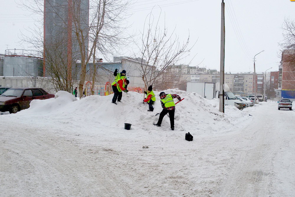 В Каменске-Уральском открылась «охота» на опасные горки. Ломать снежные кучи будут всю зиму. Если наткнетесь на такую – звоните!