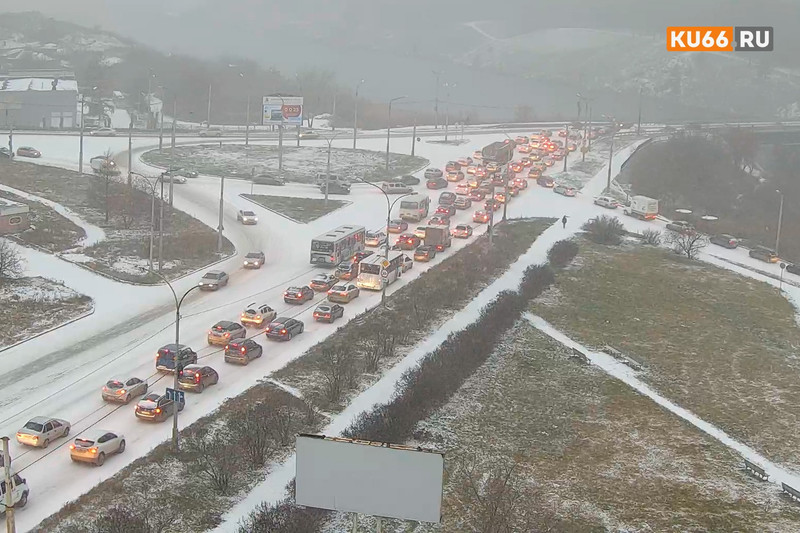 «Прямо под колеса мне ползет женщина с ребенком!» Как Каменск-Уральский переживает снегопад: на Байновском мосту и на подъемах — пробки...