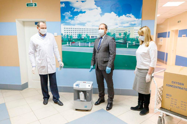 «Весомая поддержка». СинТЗ передал в городскую больницу Каменска-Уральского аппараты, необходимые для лечения пациентов с «короной»