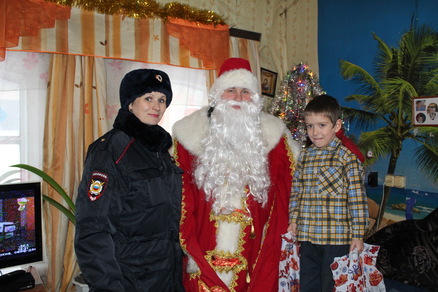 Инспекторы по делам несовершеннолетних с Дедом Морозом проехались по семьям, состоящим на учете — этим детям тоже нужна сказка!