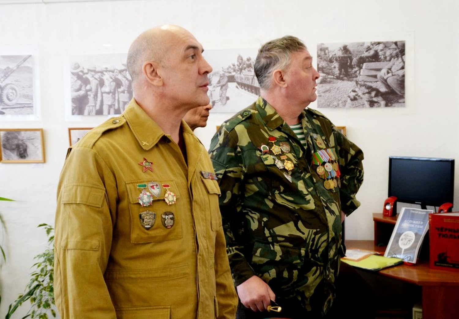 Ветеран ВОВ, полковник, депутат и бард открывали фотовыставку к тридцатилетию вывода советских войск из Афганистана в Каменске-Уральском