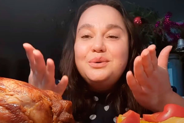 Блогер Инна Судакова из Каменска-Уральского снимает, как обедает, и получает зарплаты, которые Вам и не снились. Хочет квартиру в Турции