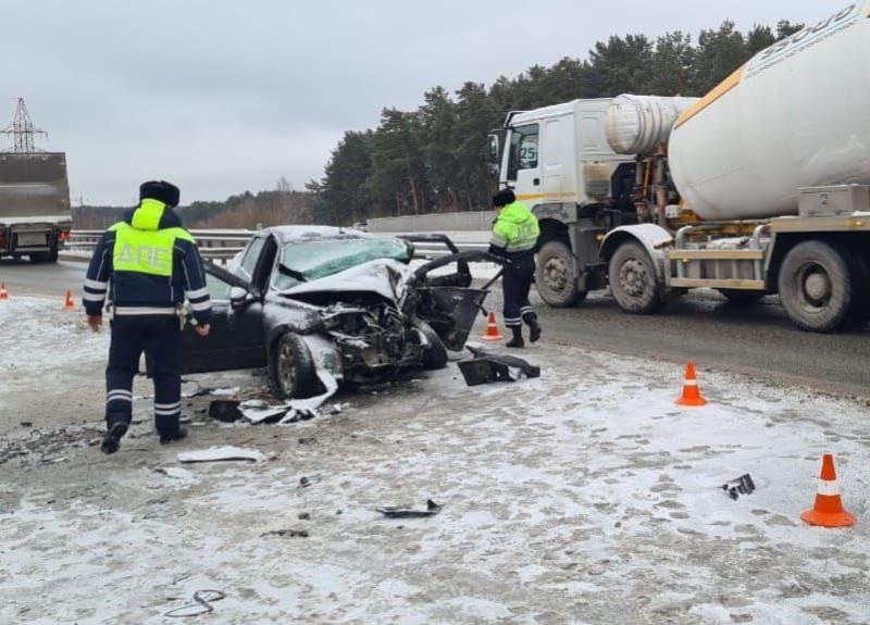 Вез людей в аэропорт: 56-летний водитель погиб в ДТП на ЕКАД при обгоне на скользкой дороге | Водитель погиб в ДТП на ЕКАД при обгоне на скользкой дороге