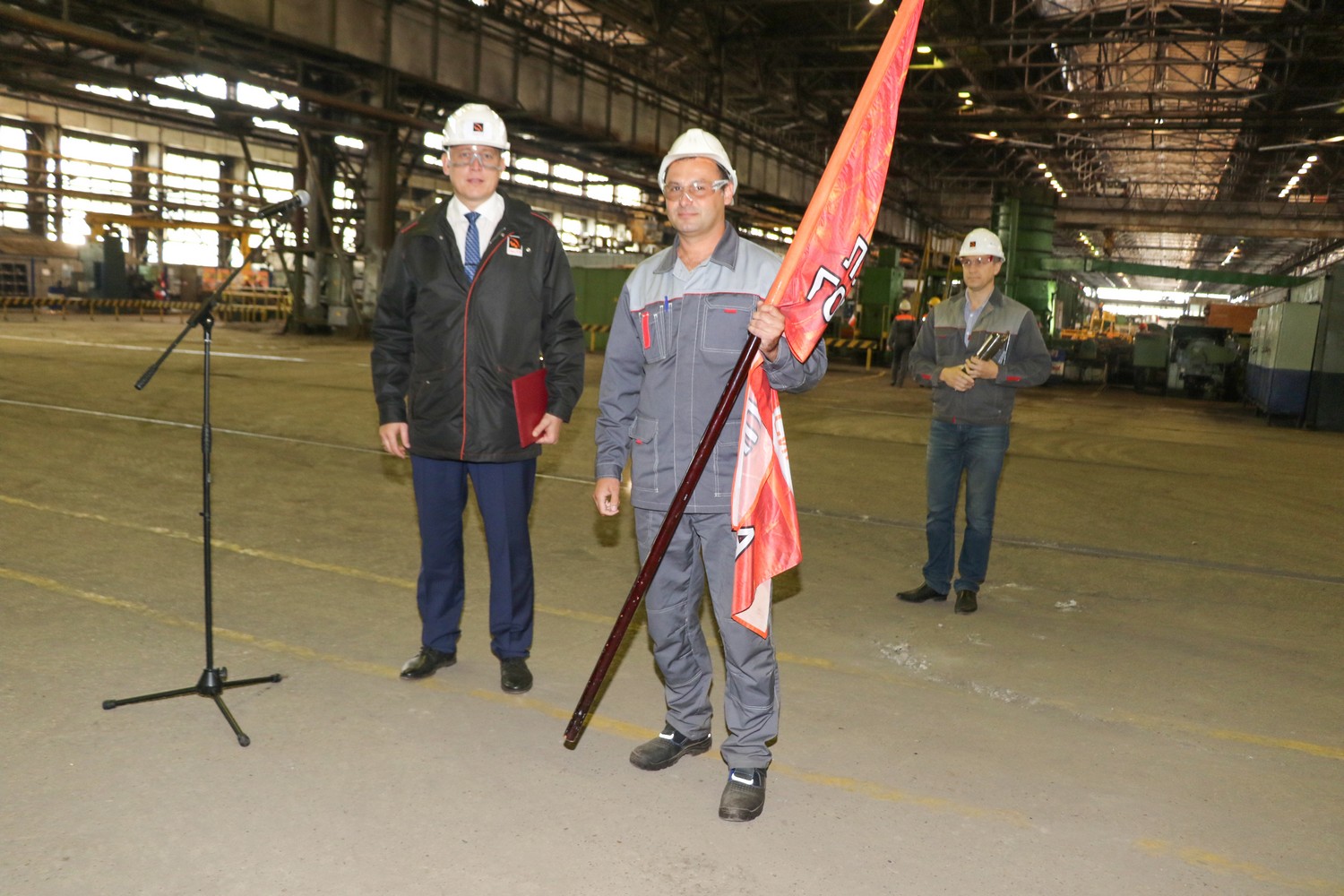Итоги майского трудового соревнования среди цехов СинТЗ в Каменске-Уральском: коллективу-победителю дали премию и... переходящее знамя!