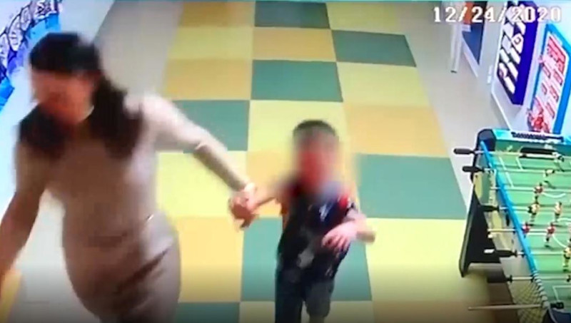 В Казани заведующая детсада уронила ребёнка лицом на пол: окровавленного мальчика госпитализировали В Казани заведующая детсада уронила ребёнка лицом на пол: окровавленного мальчика госпитализировали