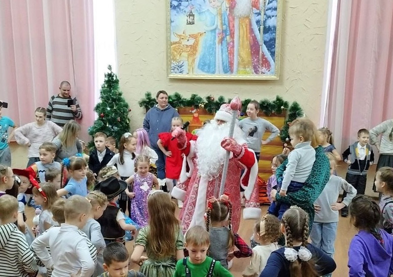 Профсоюз Синарского трубного завода дарит детям сказку