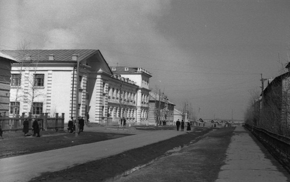 Фотограф из Каменска-Уральского попал в госархив Свердловской области. Его заслуга – редчайшие снимки городских улиц прошлого века