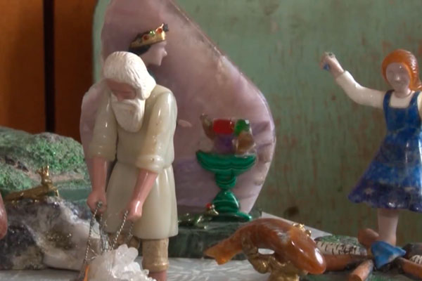 Полвека житель Каменска-Уральского вдыхает жизнь в камни — из них он создает героев сказов Бажова. Станки для своей работы он сделал сам!