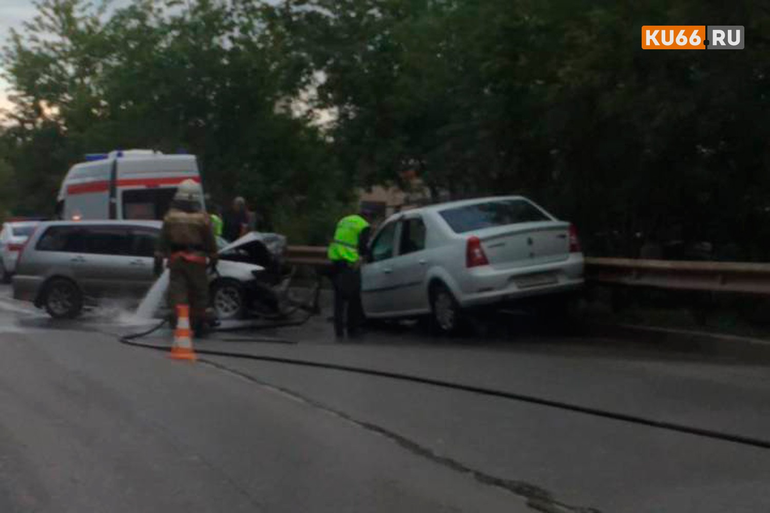 В Каменске-Уральском на спуске с путепровода по улице 1-я Синарская лоб в лоб столкнулись две легковушки. На месте работают сотрудники ГИБДД