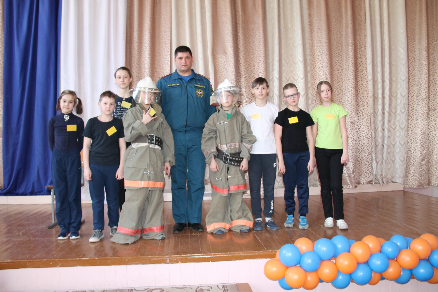 Огнеборцы устроили для школьников Каменска-Уральского игру-квест и рассказали о пожарной безопасности и газовом оборудовании