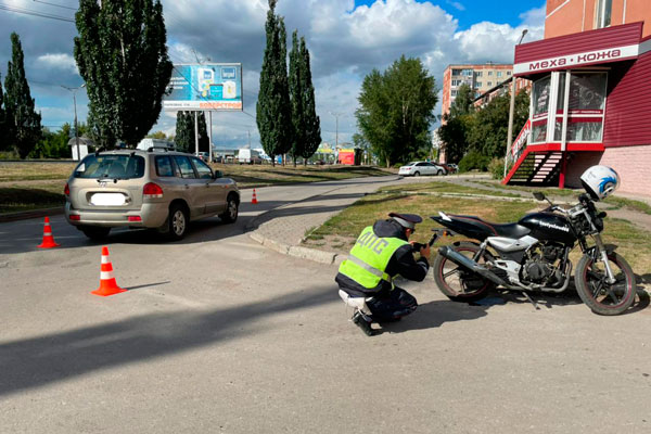 Восьмидесятилетний мужчина за рулем приличного кроссовера устроил ДТП на ровном месте — резко затормозил, когда сзади был мотоциклист